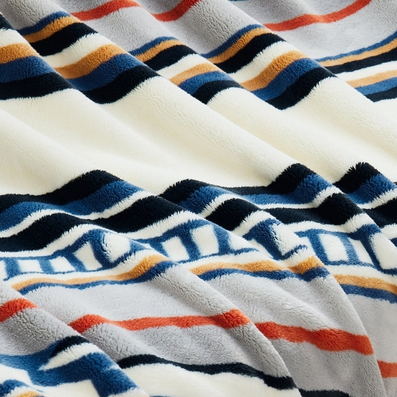 Pendleton Plush Throw 50" x 70" - Picture 2 of 6